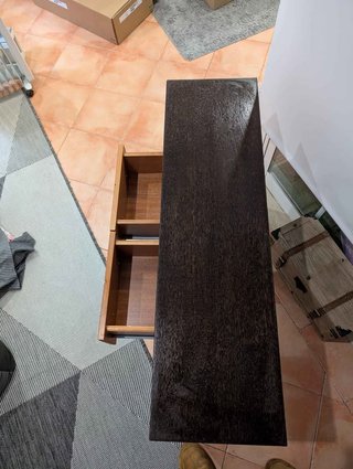 Móvel de madeira escuro com gavetas