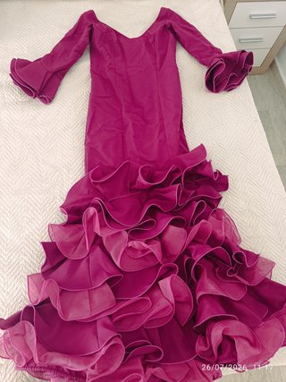 Traje de flamenca rosa y morado