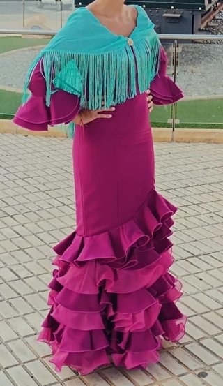Traje de flamenca rosa y morado