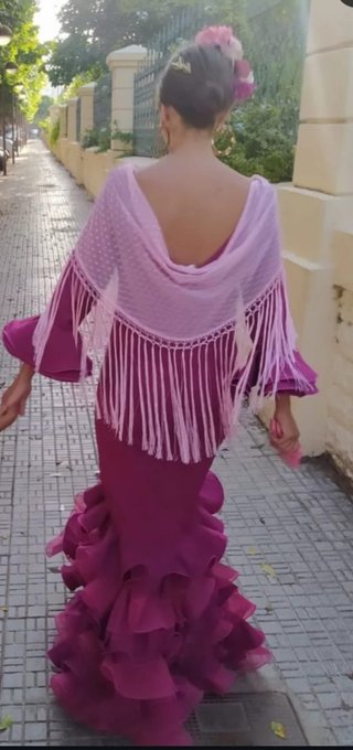Traje de flamenca rosa y morado