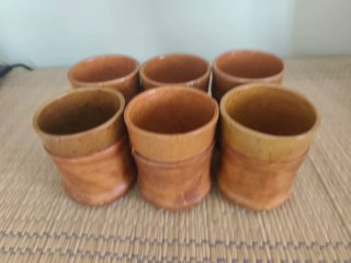 Vasos de terracota y cuero