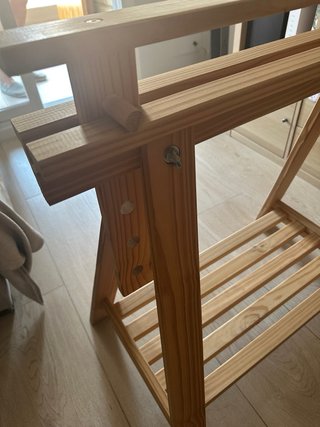 Escritorio de madera con caballetes