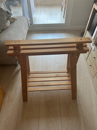 Escritorio de madera con caballetes