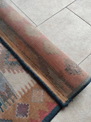 Alfombra de lana beige y roja