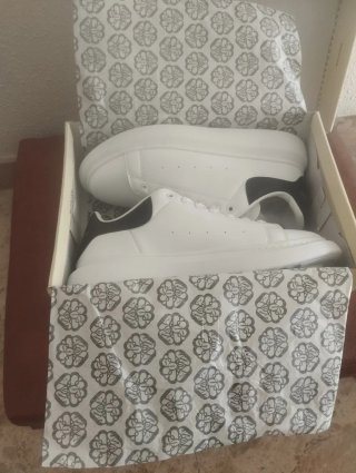 Sneakers Alexander McQueen bianche e nere