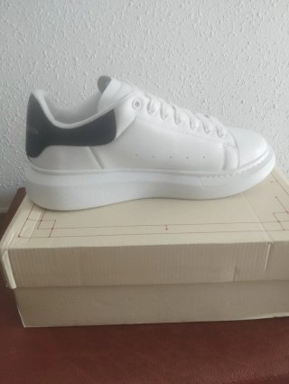 Sneakers Alexander McQueen bianche e nere