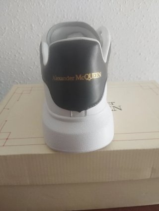 Sneakers Alexander McQueen bianche e nere