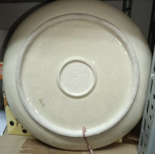 Piatto in ceramica decorato a mano
