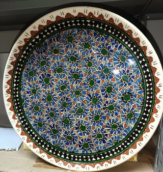 Piatto in ceramica decorato a mano