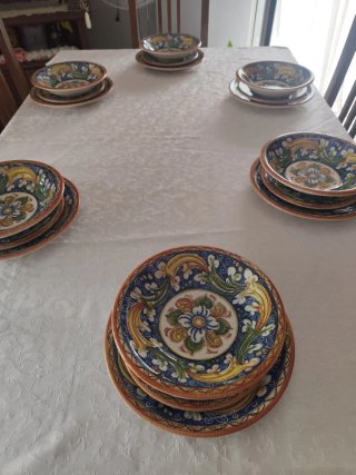 set piatti di piatti in ceramica decorato