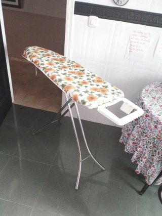 Tabla de planchar con funda de girasoles