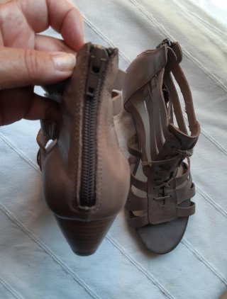 Sandalias de piel con cremallera