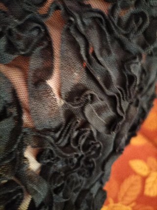 Preciosa blusa negra con flores