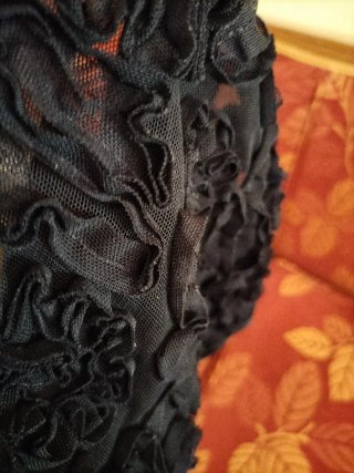 Preciosa blusa negra con flores