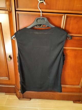 Preciosa blusa negra con flores