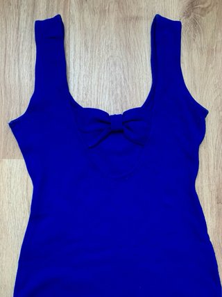 Vestido azul ajustado sin mangas