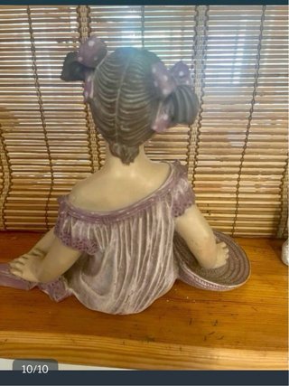 Figura grande de niña sentada