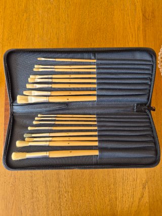 Maletín de pinturas y pinceles