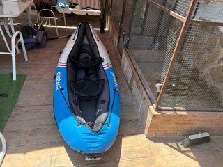 Kayak hinchable azul y blanco mistral