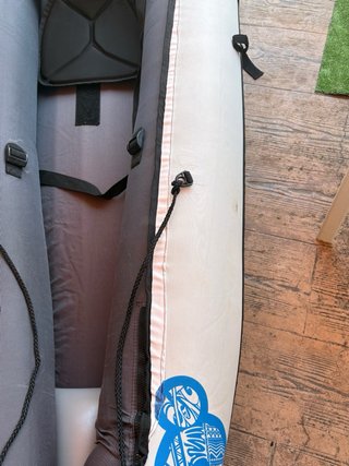 Kayak hinchable azul y blanco mistral