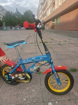 Bicicleta infantil con ruedines