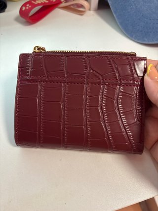 Cartera de piel con textura de cocodrilo