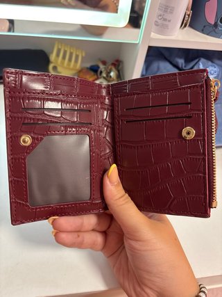 Cartera de piel con textura de cocodrilo
