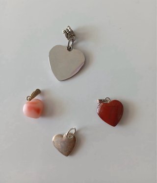 4 colgantes corazón plata y rojo