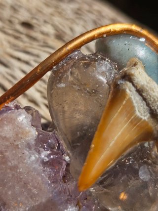 Amuleto piedras y fósil cobre