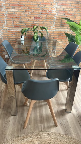 Mesa de cristal y metal