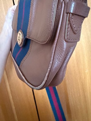 Bolso bandolera Tommy Hilfiger marrón y azul
