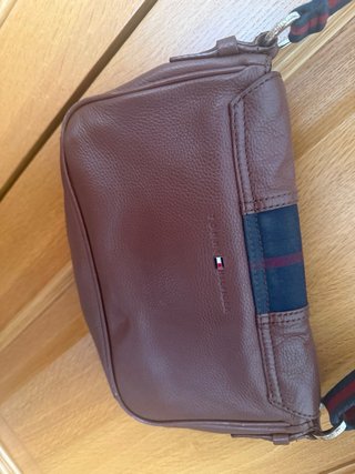 Bolso bandolera Tommy Hilfiger marrón y azul