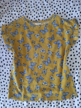 Camiseta/blusa amarilla con mariposas azules
