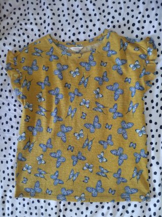 Camiseta/blusa amarilla con mariposas azules