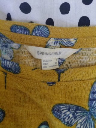 Camiseta/blusa amarilla con mariposas azules