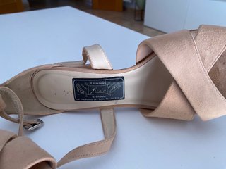 Sandalias de tacón beige hechas a mano