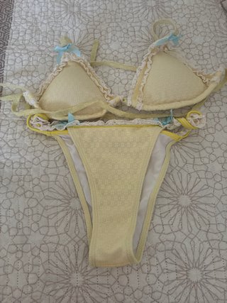 Bikini amarillo con volantes y lazos