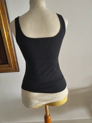 Camiseta negra bordada flores