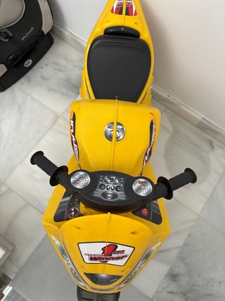 Moto infantil amarilla