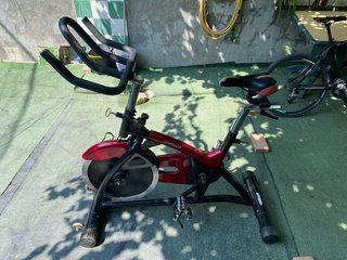 Bicicleta Spinning con pedali/calas