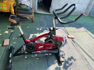 Bicicleta Spinning con pedali/calas