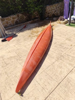 Piragua naranja con remo