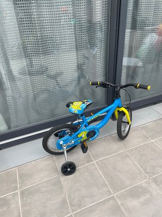 Bicicleta infantil azul y amarilla bh