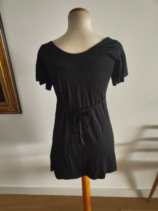 Vestido negro con bordado multicolor