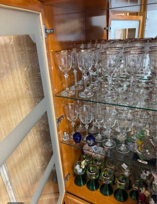 Vitrina de madera cerezo con cristal