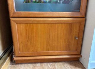 Vitrina de madera cerezo con cristal