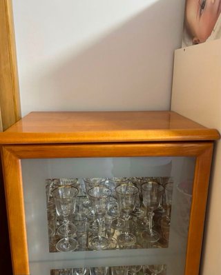 Vitrina de madera cerezo con cristal