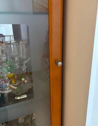 Vitrina de madera cerezo con cristal