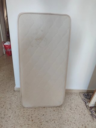 Cuna de madera blanca