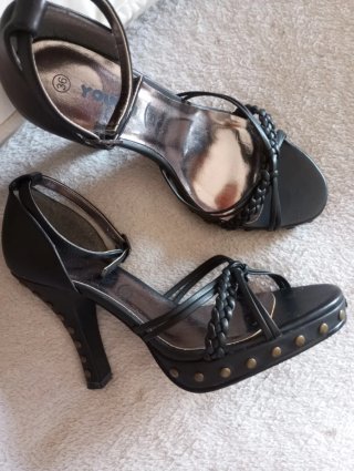 Sandalias tacón tachuelas negras